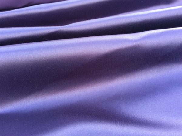 Σατέν ύφασμα σε μωβ χρώμα. AIKA fabrics and more.