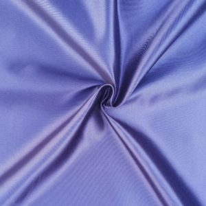 Σατέν ύφασμα σε μωβ χρώμα. AIKA fabrics and more.