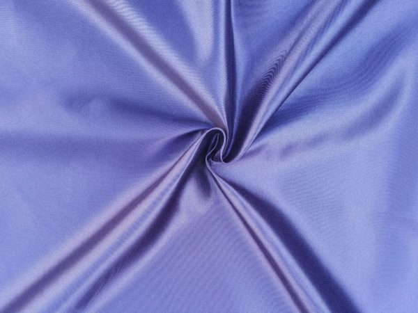 Σατέν ύφασμα σε μωβ χρώμα. AIKA fabrics and more.
