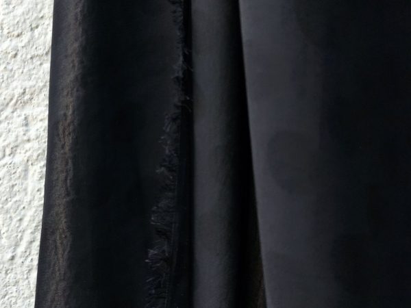 μουσελίνα-πουά-ζορζέτα-μαύρη-υφάσματα-aika-fabrics