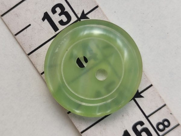 Κουμπί πλαστικό λαχανί με δύο τρύπες. Μέγεθος 20ΜΜ.